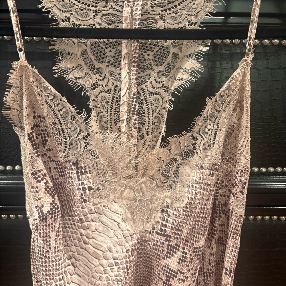 Elegant Lace Midi Dress in Cream - Picture 3 of 5